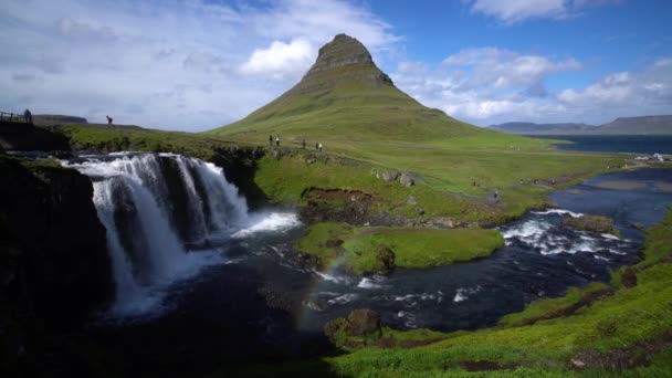 Kirkjufell horská krajina na Islandu léto. - Záběry, video