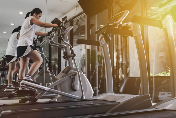 vrouw oefening workout op de machine in gym.Concept van fitness. - Foto, afbeelding