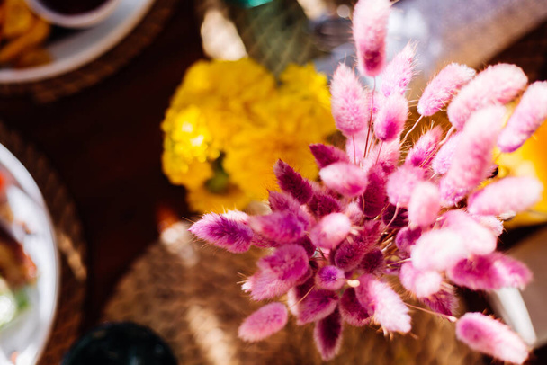 buquê rosa selvagem flor seca decoração no café na mesa
 - Foto, Imagem