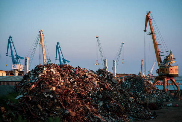 ゴミ捨て場や廃船場におけるゴミ山、金属クレーンのゴミ消費量｜junkyard scarp 、地球温暖化、生態系と環境の概念と背景. - 写真・画像