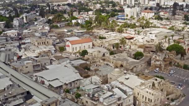 Iso moskeija kaupungin keskustassa Ramleh, Israel, antenni drone näkymä 4k - Materiaali, video