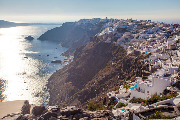 サントリーニ島の有名なギリシャの都市、オアの眺め - 写真・画像