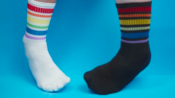 Konzeptvideo von schwarzen und weißen Socken mit Regenbogenfarben, Allegorie - Filmmaterial, Video