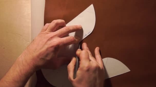 Człowiek szewc pracujący ze skórą przy użyciu narzędzi majsterkujących - Materiał filmowy, wideo