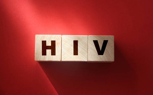 Abreviatura del VIH en cubos de madera. Virus del Inmunodéficit Humano. Concepto de medicina sanitaria
. - Foto, Imagen