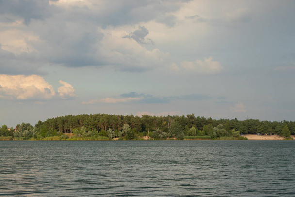 las sosnowy na tle jeziora na Ukrainie w mieście Dnieprodzhezzzhinsk z zalanego kamieniołomu - Zdjęcie, obraz