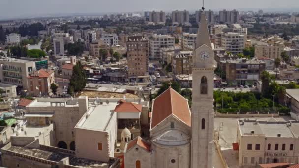 Μεγάλη Φραγκισκανή εκκλησία στο κέντρο της πόλης Ramleh, Ισραήλ, εναέρια drone view 4k - Πλάνα, βίντεο