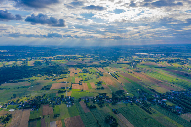 Superbe panorama aérien depuis un drone de campagne, village, champs verts et arbres, concept d'agriculture. - Photo, image