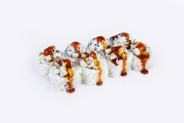 Tradiční japonské sopky Sushi Roll kusy izolované na šedém pozadí. Asijské menu s hřebenatkou, létající rybí jikry (Tobiko kaviár) podávané s Unagi omáčkou, izolace na šedé - Fotografie, Obrázek
