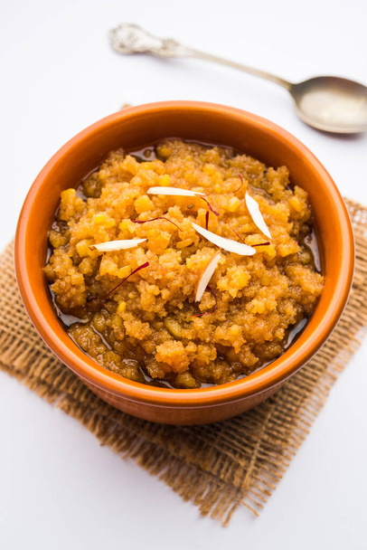 Moong dal halwa è un classico piatto dolce indiano a base di lenticchie moong, zucchero, ghee e polvere di cardamomo - Foto, immagini