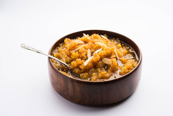 Moong dal halwa je klasické indické sladké jídlo z Moong čočka, cukr, ghee a kardamom prášek - Fotografie, Obrázek