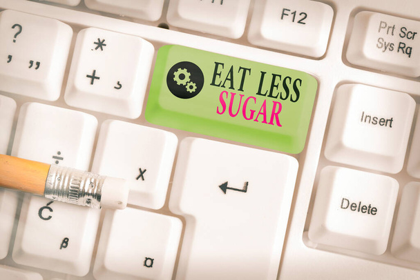Kirjoitan viestiä, jossa lukee Syö vähemmän sokeria. Business valokuva esittelee vähentää sokerin saanti ja syö terveellistä ruokavaliota runsaasti elintarvikkeita Värillinen näppäimistö avain tarvikkeet järjestetään tyhjä kopio tilaa. - Valokuva, kuva