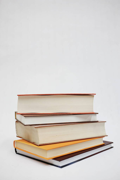  Montón de libros sobre fondo blanco - Foto, imagen
