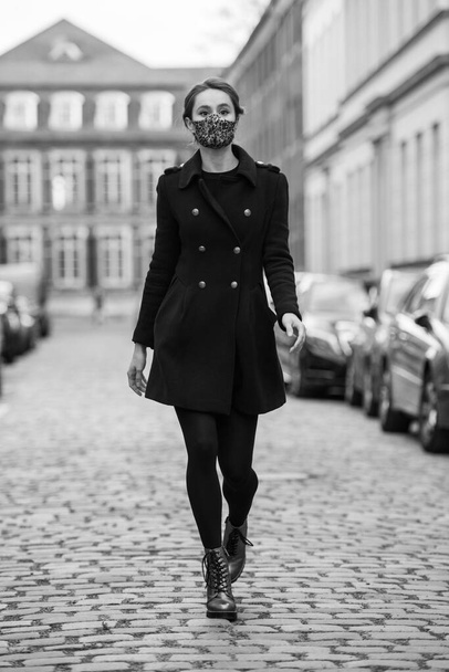 žena maska na ulici obchodní portrét model osoba mladá krása móda covid corona - Fotografie, Obrázek