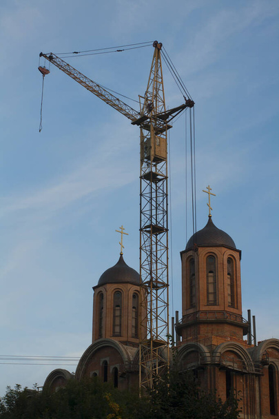 大聖堂の建設中の建設クレーン - 写真・画像