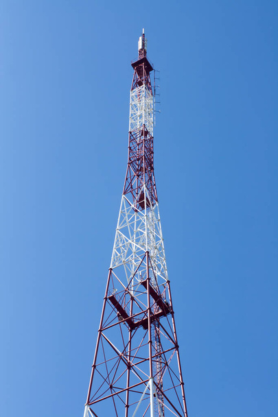 Torre de TV contra o céu azul
 - Foto, Imagem