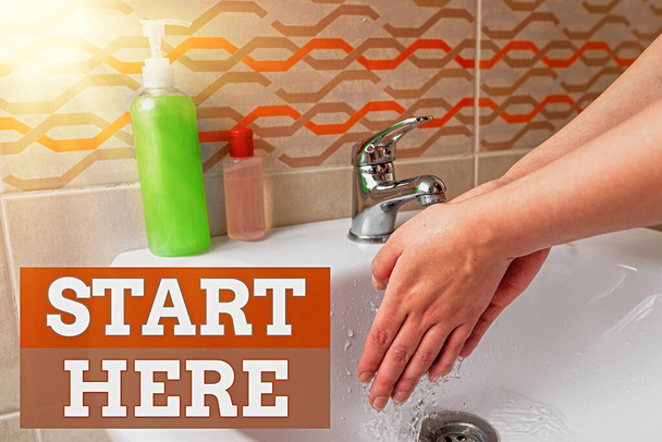 Tekst pisma Start Tutaj. Koncepcja oznacza akt wskazania miejsca lub części, w którym należy rozpocząć procedury mycia rąk w celu odkażania i zminimalizowania wzrostu bakterii. - Zdjęcie, obraz