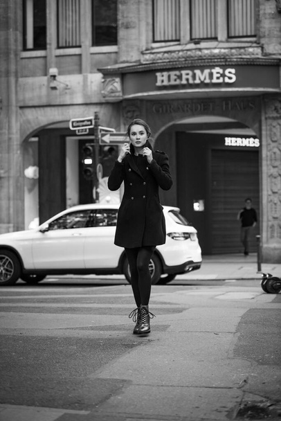 vrouw op straat bedrijf portret model persoon jong schoonheid mode - Foto, afbeelding