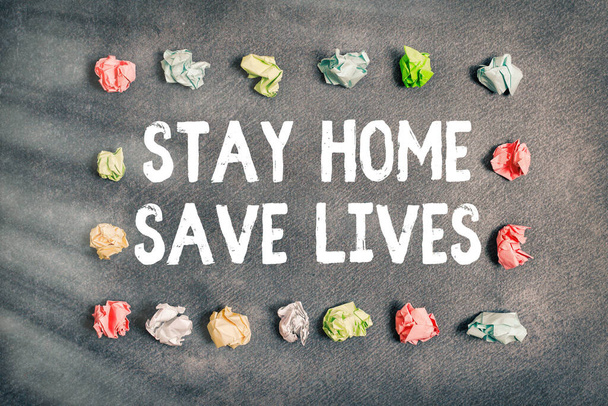 Письменный почерк Stay Home Save Lives. Концепция означает уменьшить количество инфицированных пациентов, не выходя из дома Бумажные аксессуары с цифровым смартфоном расположены на разных фоне - Фото, изображение