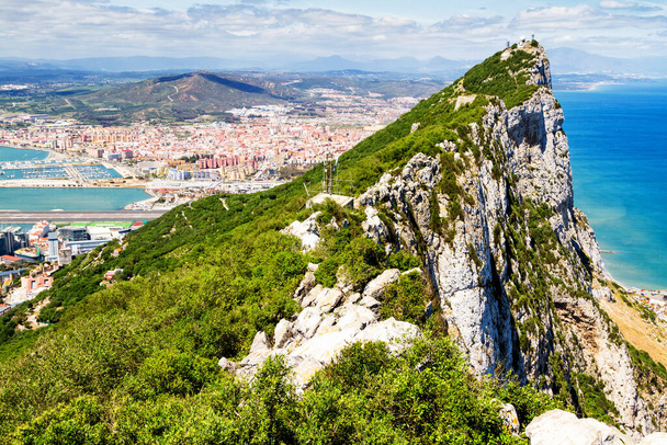 Vista aérea de la cima de la Roca de Gibraltar, en la Reserva Natural de la Roca Superior: a la izquierda la ciudad y bahía de Gibraltar, la ciudad de La Linea en España en el extremo opuesto, el Mar Mediterráneo a la derecha. Reino Unido, Europa
. - Foto, imagen