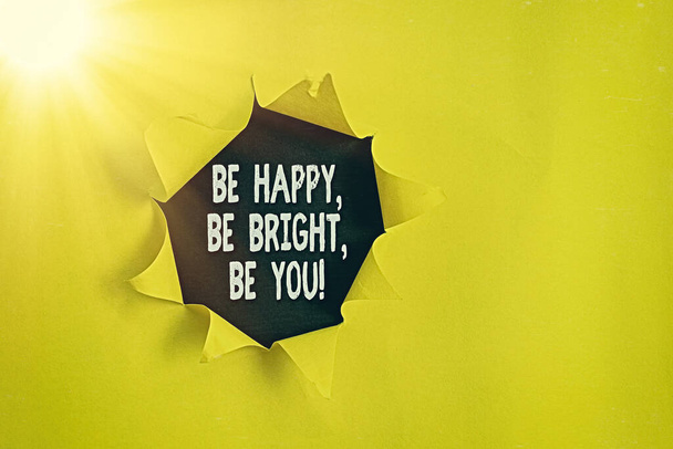 Текстовый знак "Будь счастлив, будь умён, будь собой". Будьте верны себе Раскатанный разорванный картон помещен на деревянный классический стол фон. - Фото, изображение