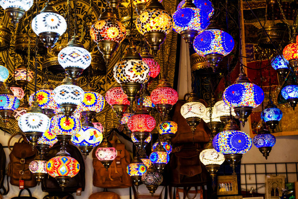 GRENADA, ŠPANĚLSKO - 6. května 2017: Tradiční morockánské nebo turecké skleněné a kovové lampy v suvenýrech v Grenadě, Andalusie, Španělsko - Fotografie, Obrázek