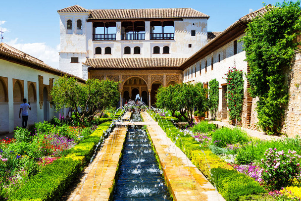 Sebbene le fontane e l'acqua corrente siano una caratteristica comune intorno all'Alhambra, sono particolarmente diffuse nel Palacio de Generalife.. - Foto, immagini
