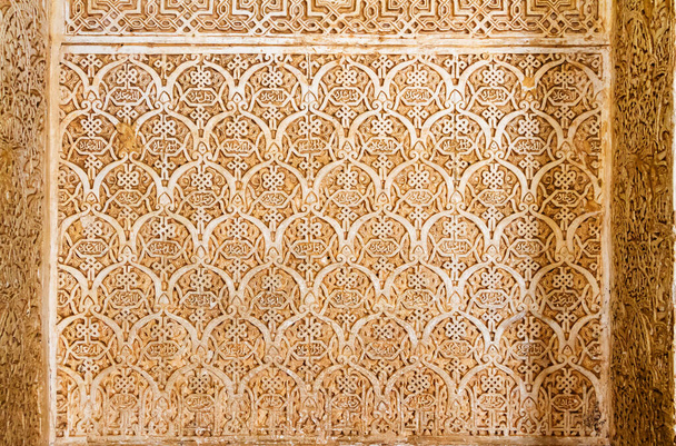 GRANADA, ŠPANĚLSKO - 5. května 2017: Kopule a strop místnosti v Alhambře, Granada, Španělsko. Alhambra je palác komplex se nachází v Granadě, Andalusie, Španělsko. Je to místo světového dědictví UNESCO - Fotografie, Obrázek