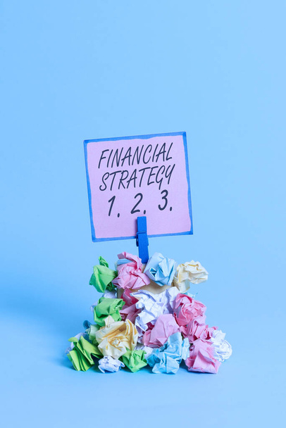 Notiz über die Finanzstrategie 1 2. 3. Business-Foto präsentiert auf Einsichten aus einem geschäftlichen Kontext bauen Erinnerungsstapel farbig zerknüllte Papier Wäscheklammer hölzernen Raum. - Foto, Bild