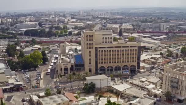 Ramleh, Israel - 20 de junho de 2020: Vista do prédio do ministério do governo no centro da cidade, vista aérea de drones 4k
 - Filmagem, Vídeo