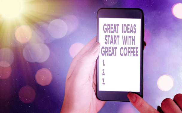Konzeptionelle Handschrift, die zeigt, dass große Ideen mit großem Kaffee beginnen. Business-Foto präsentiert haben ein Heißgetränk, um inspiriert zu werden Moderne Gadgets weißen Bildschirm unter bunten Bokeh Hintergrund. - Foto, Bild