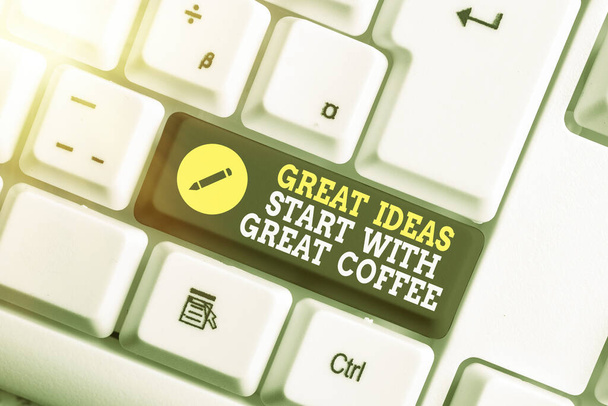 Kirjoittaminen viesti osoittaa suuria ideoita Aloita suuri kahvi. Business photo showcasing on kuuma juoma saada innoittamana Värillinen näppäimistö avain lisävarusteita järjestetty tyhjä kopio tilaa. - Valokuva, kuva