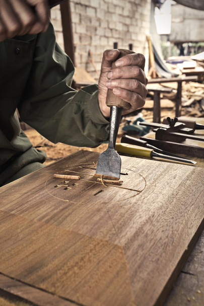 Lavoratore intaglio legno
 - Foto, immagini