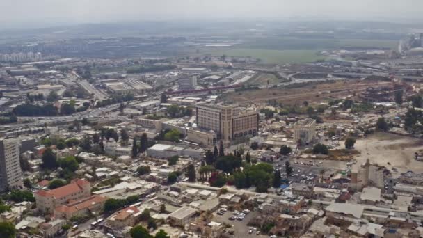 Ramleh, Izrael - Június 20, 2020: Kilátás a kormány minisztérium épület központjában a város, légi drón kilátás 4k - Felvétel, videó