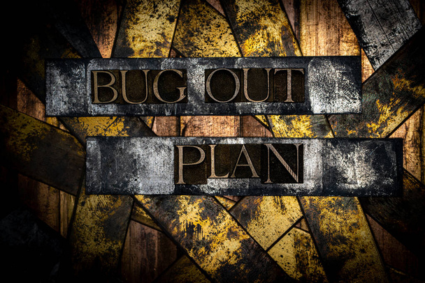 Bug Out Plano de texto formado com letras datilografadas autênticas reais sobre vintage texturizado prata grunge cobre e ouro fundo
 - Foto, Imagem