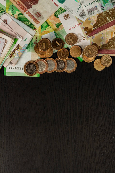 Ρωσικά νομίσματα χρήματος και χάρτινα ρούβλια ξαπλωμένα στο τραπέζι - Φωτογραφία, εικόνα
