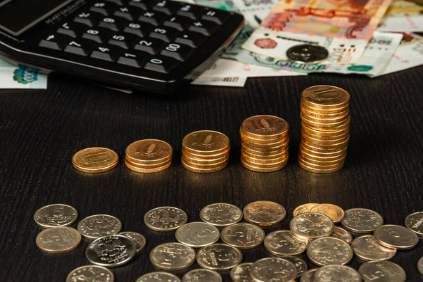 Russische Geldmünzen und Papierrubel liegen auf dem Tisch - Foto, Bild