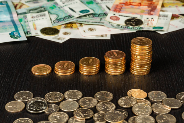 ロシアの貨幣や紙幣はテーブルの上に横たわる - 写真・画像