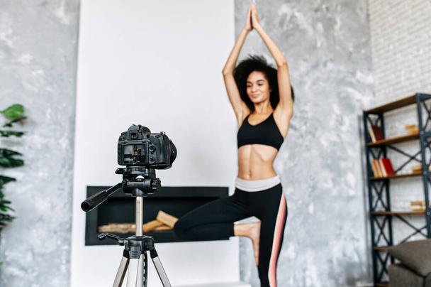 An African-American woman records yoga classes - Foto, imagen