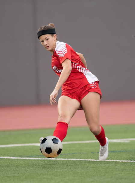 Joven chica atlética atractiva jugando fútbol en un juego
 - Foto, Imagen