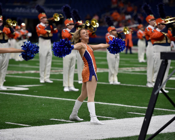 American Cheerleader en danser treden op bij een voetbalwedstrijd - Foto, afbeelding