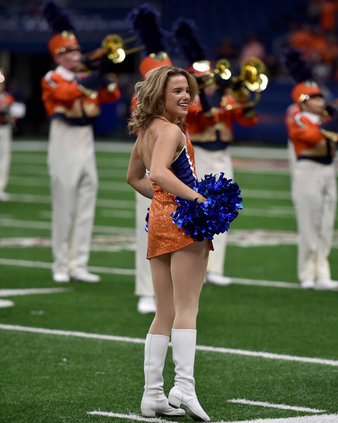 American Cheerleader en danser treden op bij een voetbalwedstrijd - Foto, afbeelding