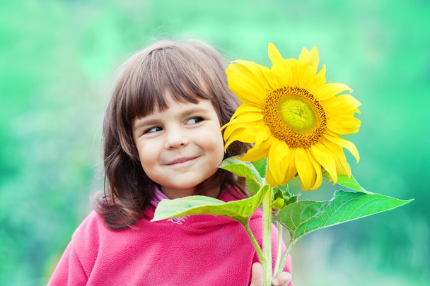 маленька дівчинка з соняшником
 - Фото, зображення