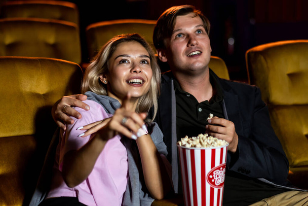 amant caucasien profiter pour regarder film et manger pop-corn ensemble dans le cinéma - Photo, image