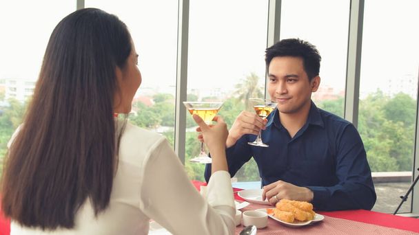 Glückliches romantisches Paar beim Mittagessen im Restaurant. Ehejubiläum und Lebensstil . - Foto, Bild