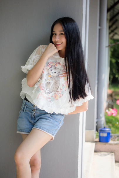 Retrato de tailandés adolescente hermosa chica feliz y relajarse
 - Foto, imagen