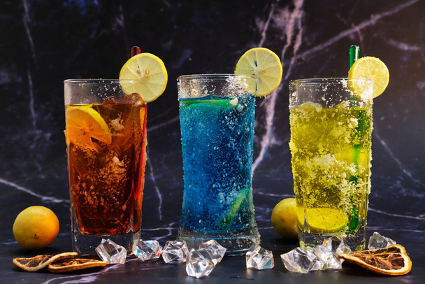 прохладительные напитки и коктейли на фоне стола и пространства - Фото, изображение