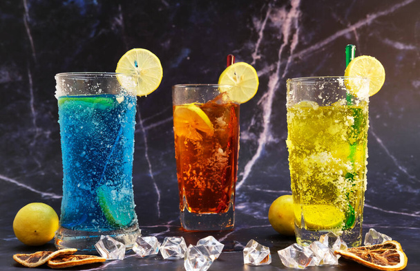 koele dranken en zomer alcoholische cocktail op houten tafel, ruimte voor tekst - Foto, afbeelding
