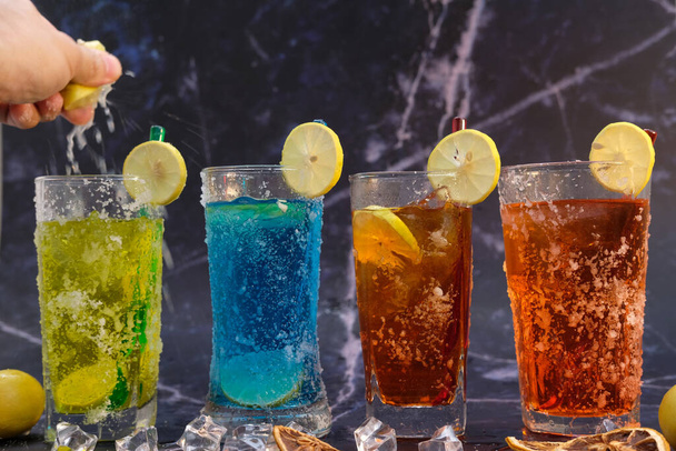 studené nápoje a letní alkoholický koktejl na dřevěném stole, prostor pro text - Fotografie, Obrázek