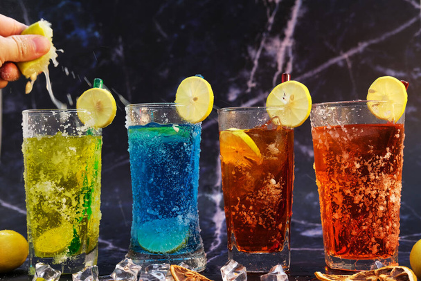 bevande fresche e cocktail alcolici estivi sul tavolo di legno, spazio per il testo - Foto, immagini